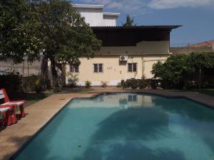 Vende-se Moradia T3 na Cidade da Matola moradia com piscina próximo do Monomento