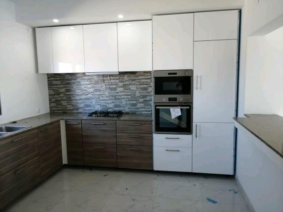 Vende-se Apartamento T3 rés do chão equipada e espaçosa em Mapulene