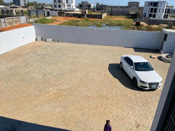 Vende-se Apartamento T3 rés do chão equipada e espaçosa em Mapulene