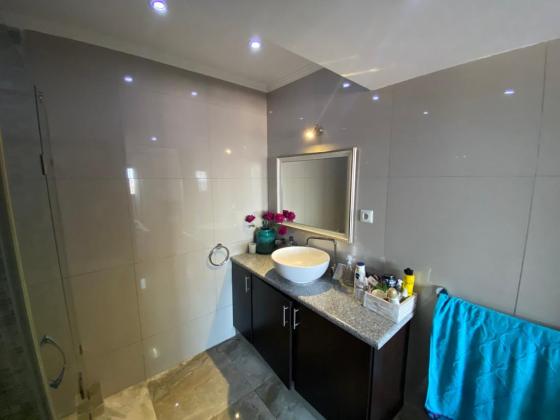 Vende-se Luxuoso Apartamento T3 Sem Móveis no 9°andar Com Elevador no Bairro da Coop (PH)*