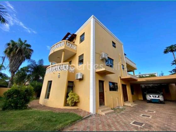 Vendo Moradia T5 triunfo Velho 2 suítes, Piscina, perto da Mesquita