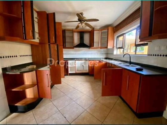 Vendo Moradia T5 triunfo Velho 2 suítes, Piscina, perto da Mesquita