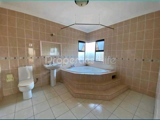 Vendo Moradia T5 triunfo Velho 2 suítes, Piscina, perto da Mesquita