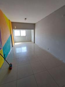 Vende se apartamento espaçoso vazio tipo 2 no bairro central avenida guerra popular eskina com hoch