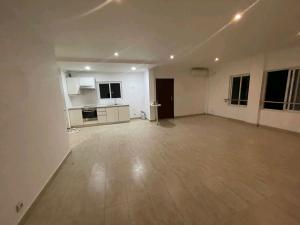 Vende-se espaçoso Penthouse T3 com vista parcial ao mar num condomínio seguro na Costa do sol, con