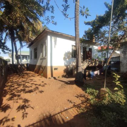 Vende-se uma moradia tipo 3 aproveitável na Polana.