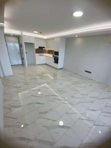 ARRENDA-SE APARTAMENTO T2,  PRÉDIO NOVO , VISTA A BAÍA,  Av. DA MARGINAL.