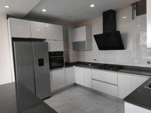 Arrenda-se Apartamento T2 duas suites com piscina e ginásio no Condomínio green view, Av Julius ny