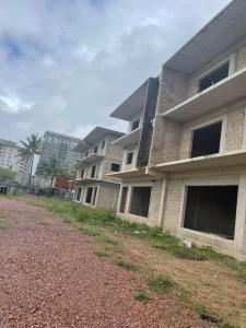 Vende-se um condomínio inacabado na Costa do sol com 4 prédios.