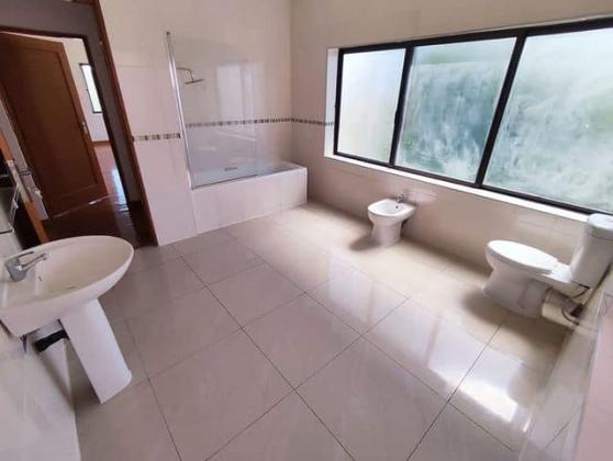 Moradia Triplex T12 na Av. Marginal