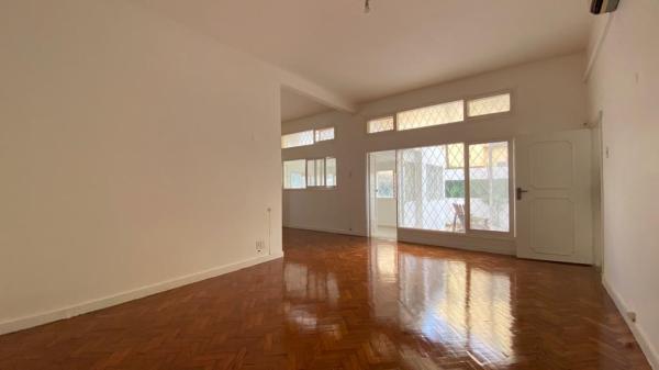 Vende-se Moradia Geminada T4, localizada no Bairro da Shommerchield Av. Dar Es Salaam, bem próximo ao parquinho*