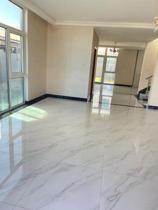 venda-se moradia Duplex dentro do Condomínio vila sol T4 TRIUNFO NOVO