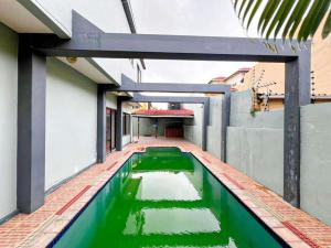 Vendo Moradia T5 R/C, 1° & 2°andar no Triunfo com piscina