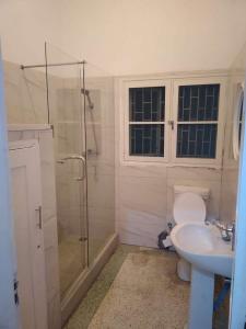 VEMDE-SE APARTAMENTO T-2, 2⁰ ANDAR NO ALTO MÃE, COZINHA E WC MODERNAS A 3.750.000 MTS FIXOS