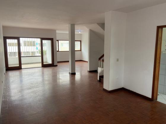 ARRENDA-SE MORADIA TRIPLEX T4 NA COOP PRÓXIMO A ESCOLA PRIMÁRIA