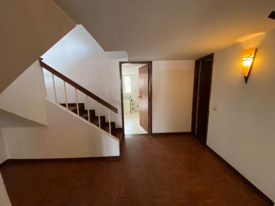 ARRENDA-SE MORADIA TRIPLEX T4 NA COOP PRÓXIMO A ESCOLA PRIMÁRIA