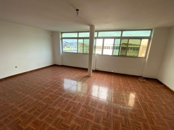 ARRENDA-SE MORADIA TRIPLEX T4 NA COOP PRÓXIMO A ESCOLA PRIMÁRIA