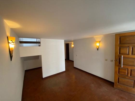 ARRENDA-SE MORADIA TRIPLEX T4 NA COOP PRÓXIMO A ESCOLA PRIMÁRIA