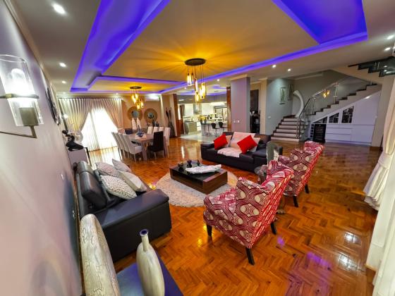 Vende se Moradia T4 Luxuosa No Bairro Do Triunfo Novo Por De Trás Da Vila Sol