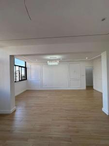 VENDE-SE APARTAMENTO T3, 3wc, BAIRRO DA COOP, PRÓXIMO A PRAÇA DA OMM.