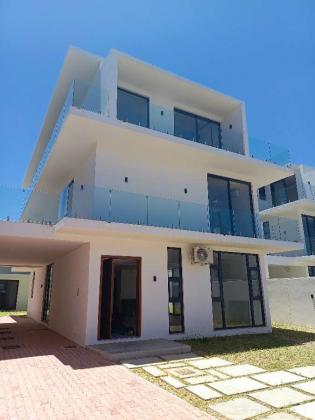 Vende-se está bela Moradia, tipo5 no bairro da costa do sol triunfo 2