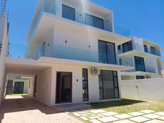Vende-se está bela Moradia, tipo5 no bairro da costa do sol triunfo 2