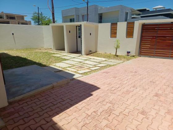 Vende-se está bela Moradia, tipo5 no bairro da costa do sol triunfo 2
