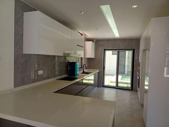 Vende-se está bela Moradia, tipo5 no bairro da costa do sol triunfo 2