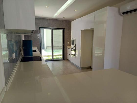 Vende-se está bela Moradia, tipo5 no bairro da costa do sol triunfo 2