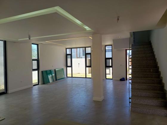 Vende-se está bela Moradia, tipo5 no bairro da costa do sol triunfo 2