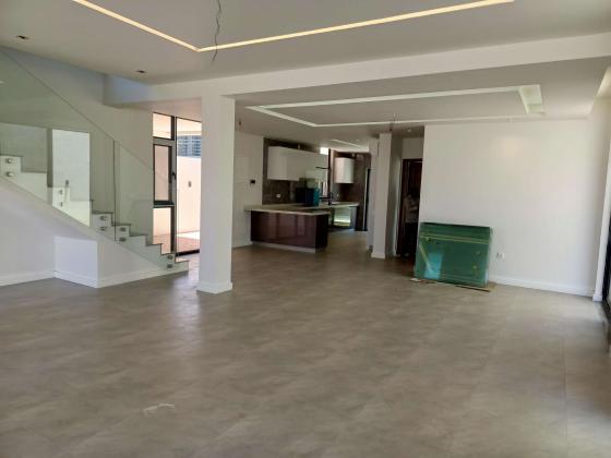 Vende-se está bela Moradia, tipo5 no bairro da costa do sol triunfo 2