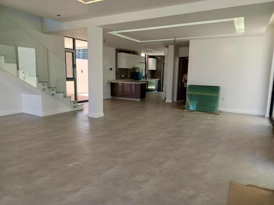 Vende-se está bela Moradia, tipo5 no bairro da costa do sol triunfo 2