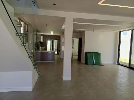 Vende-se está bela Moradia, tipo5 no bairro da costa do sol triunfo 2