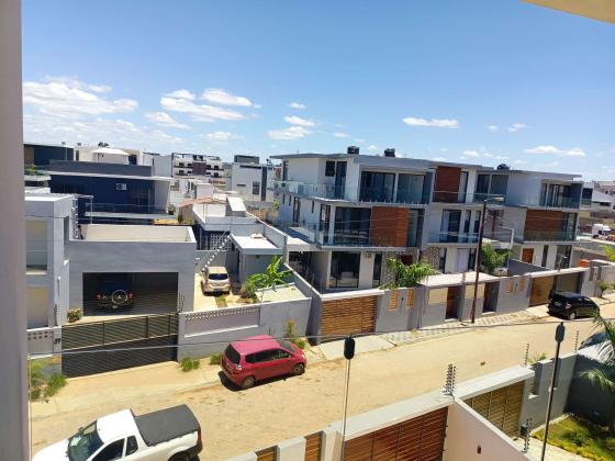 Vende-se está bela Moradia, tipo5 no bairro da costa do sol triunfo 2