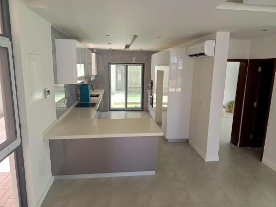 Vende-se está bela Moradia, tipo5 no bairro da costa do sol triunfo 2
