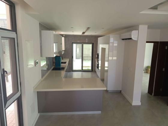 Vende-se está bela Moradia, tipo5 no bairro da costa do sol triunfo 2