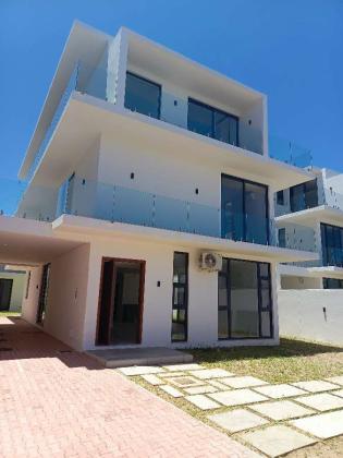 Vende-se está bela Moradia, tipo5 no bairro da costa do sol triunfo 2