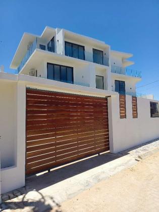 Vende-se está bela Moradia, tipo5 no bairro da costa do sol triunfo 2