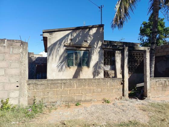 Vende-se está Ruína, tipo3 no bairro de laulane muito próximo ao governo