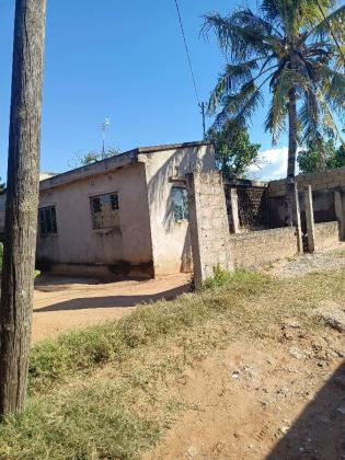 Vende-se está Ruína, tipo3 no bairro de laulane muito próximo ao governo