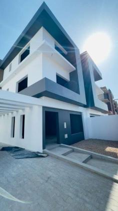 Vende-se este bela Moradia, tipo4 no Bairro da Costa ado Sol Triunfo 2