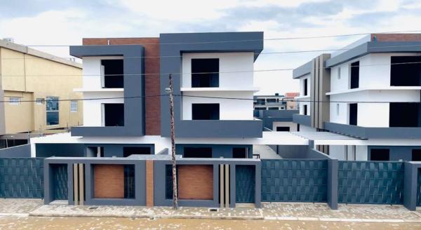 Vende-se este bela Moradia, tipo4 no Bairro da Costa ado Sol Triunfo 2