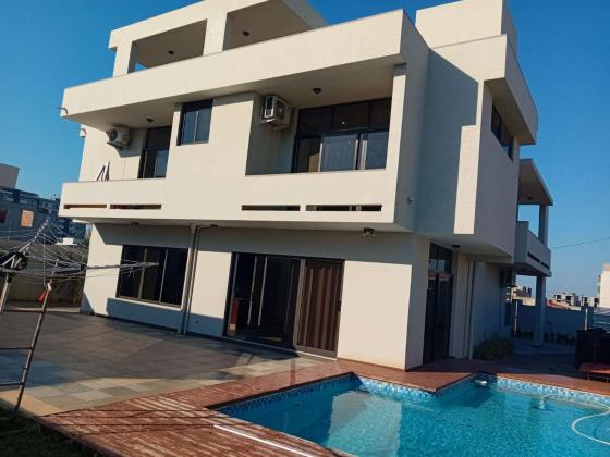 Vende-se está bela Moradia, tipo4 no bairro da costa do sol Dona Alice