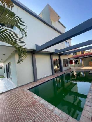 Vende-se Moradia Triplex, tipo5 no bairro da costa do sol triunfo 1