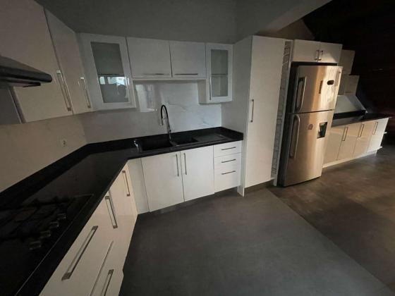 Vende-se Moradia Triplex, tipo5 no bairro da costa do sol triunfo 1