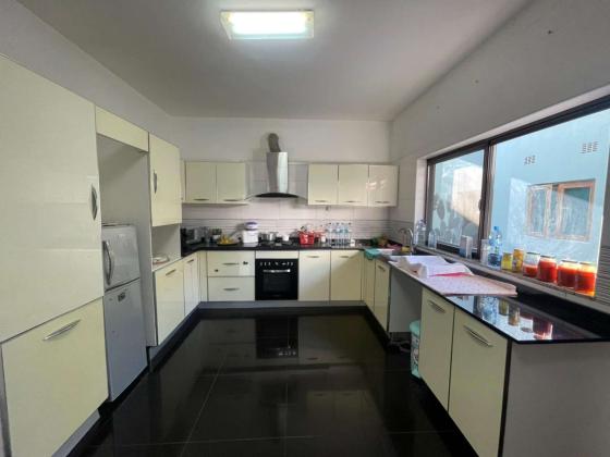 Vende-se Moradia Triplex, tipo5 no bairro da costa do sol triunfo 1
