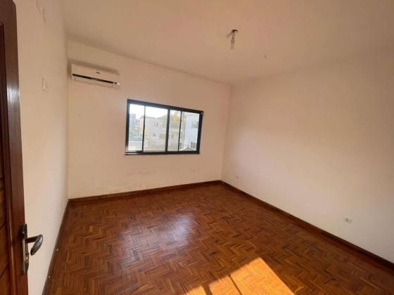 Vende-se Moradia Triplex, tipo5 no bairro da costa do sol triunfo 1
