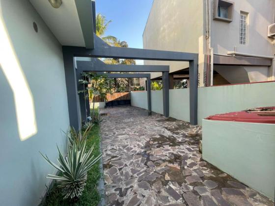 Vende-se Moradia Triplex, tipo5 no bairro da costa do sol triunfo 1