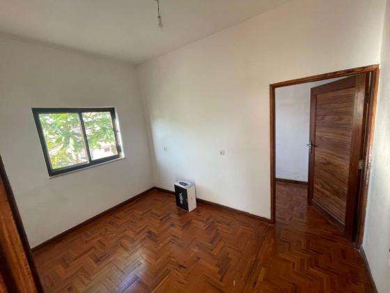 Vende-se Moradia Triplex, tipo5 no bairro da costa do sol triunfo 1