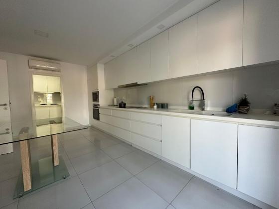 Arrenda-se apartamento T3  Mobiliado, no condomínio 4Life na Dona Alice (Costa do Sol.)1 Andar com 2 elevadores.*